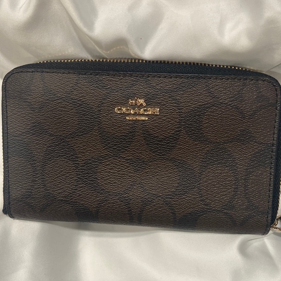 Coach wristlet - Picture 1 of 8